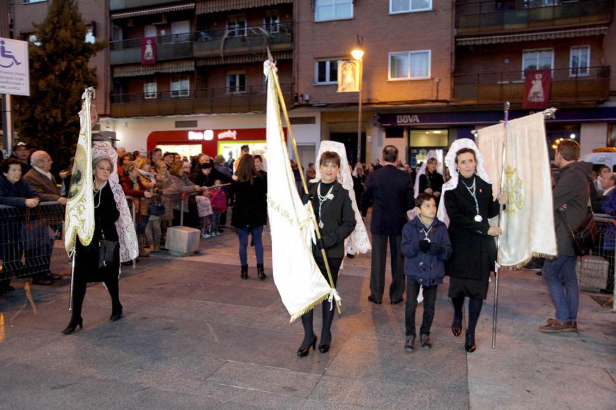 Ofrenda Floral Virgen de la Paz 2018 - Imagen de mujeres precedidas por su estandarte y tocadas con mantillas blancas llegando a la ofrenda.