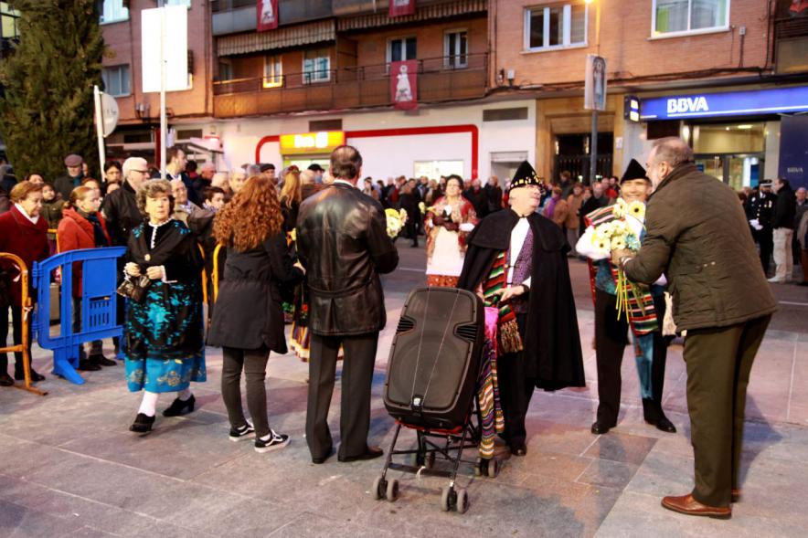 Ofrenda Floral a la Virgen de La Paz 2017 - Imagen de grupo de cofrades en la calle llegando a la iglesia para realizar la ofrenda.