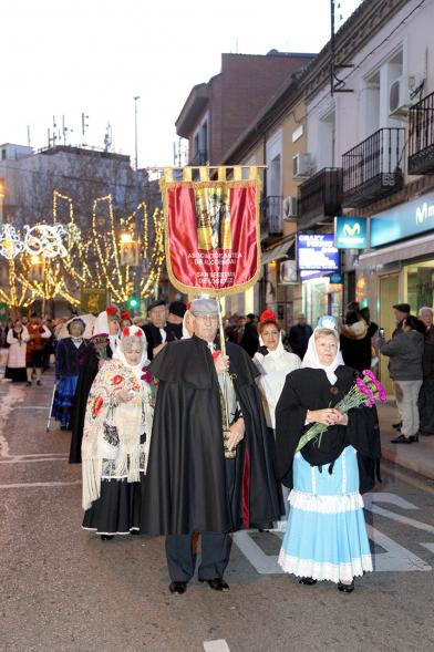 Ofrenda Floral Virgen de la Paz 2018 - Imagen de un grupo de personas llegando con sus estandartes y vestidas con traje regional a la ofrenda.