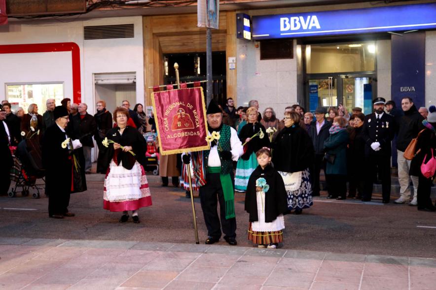 Ofrenda Floral a la Virgen de La Paz 2017 - Imagen de grupo de cofrades en la calle llegando a la iglesia para realizar la ofrenda.