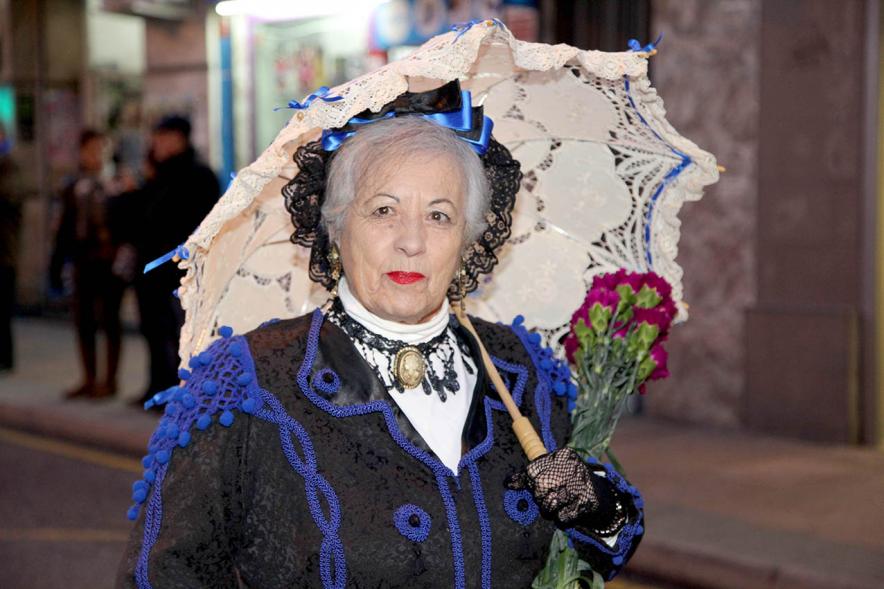 Ofrenda Floral Virgen de la Paz 2018 - Imagen primer plano de mujer vestida con su traje regional llegando a la ofrenda.