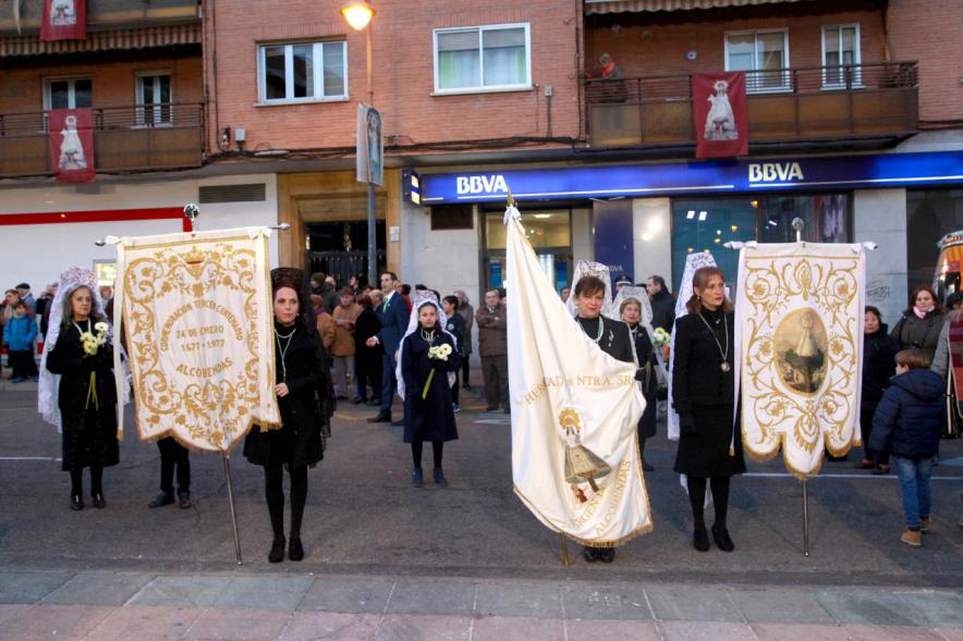 Ofrenda Floral a la Virgen de La Paz 2017 - Imagen de grupo de cofrades en la calle llegando a la iglesia para realizar la ofrenda.