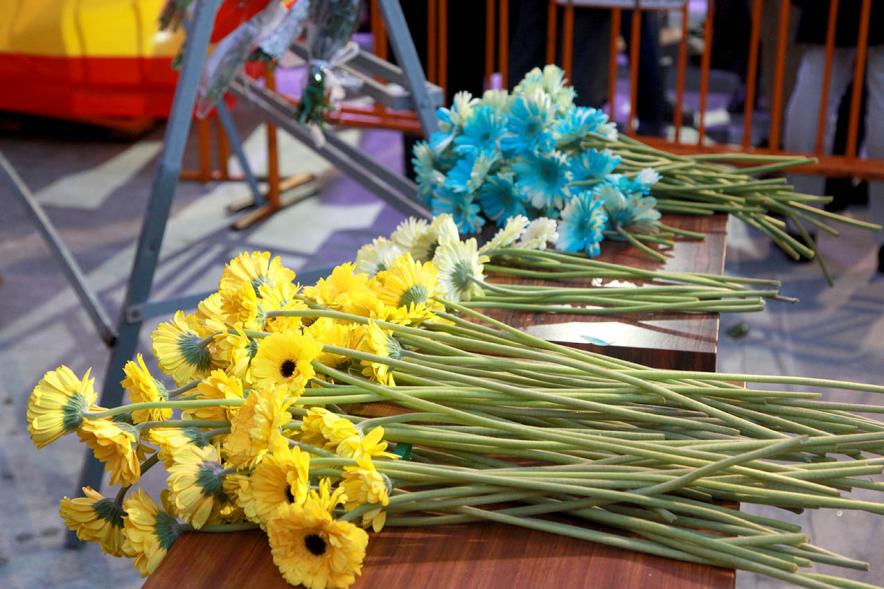 Ofrenda Floral a la Virgen de La Paz 2017 - Imagen de flores delante de donde se hace el manto.