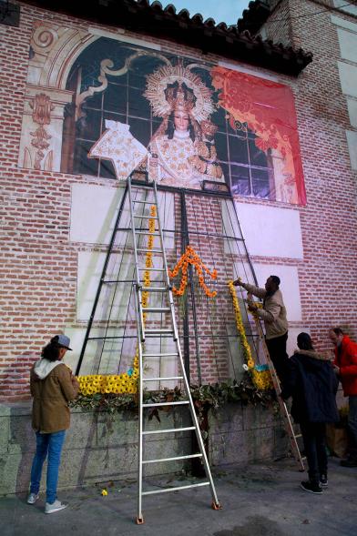 Ofrenda Floral a la Virgen de La Paz 2017 - Imagen de las personas que están haciendo el manto de flores de la virgen.