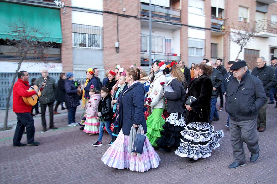Ofrenda Floral Virgen de la Paz 2018 - Imagen de personas vestidas con su traje regional llegando a la ofrenda.