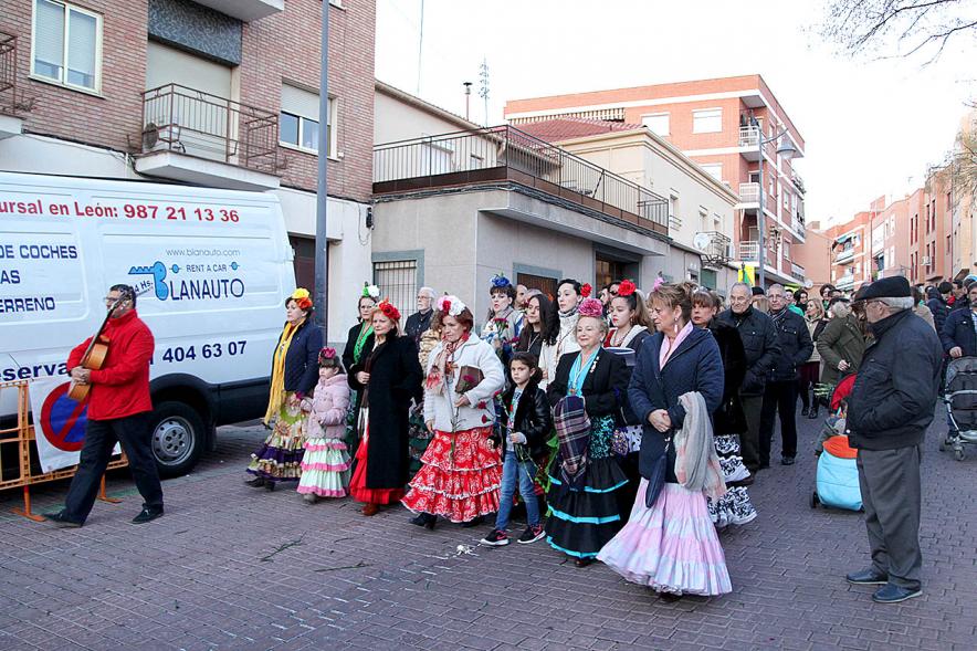 Ofrenda Floral Virgen de la Paz 2018 - Imagen de personas vestidas con su traje regional llegando a la ofrenda.