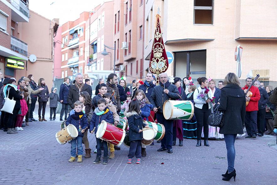 Ofrenda Floral Virgen de la Paz 2018 - Imagen de un grupo de niños tocando el tambor llegando a la ofrenda.