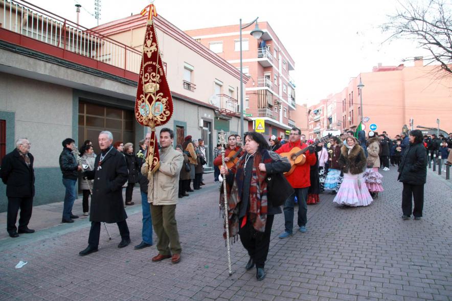 Ofrenda Floral a la Virgen de La Paz 2017 - Imagen de grupo de cofrades en la calle llegando a la iglesia para realizar la ofrenda.