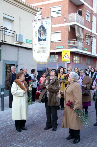 Ofrenda Floral Virgen de la Paz 2018 - Imagen de un grupo de  personas llegando con sus estandartes a la ofrenda.