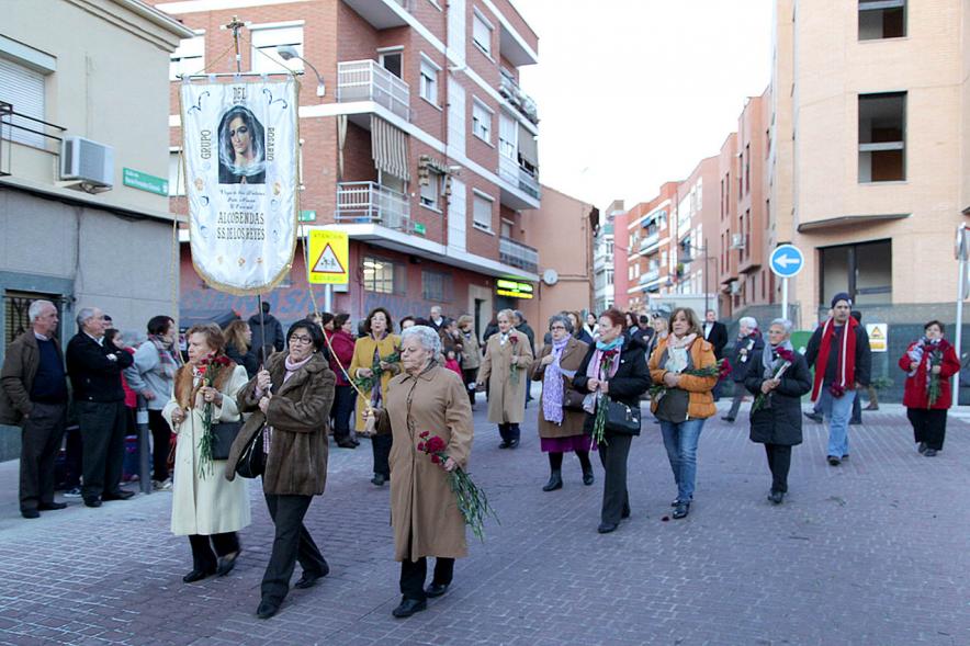 Ofrenda Floral Virgen de la Paz 2018 - Imagen de personas precedidas por su estandarte yendo hacia el lugar de la ofrenda con sus flores.