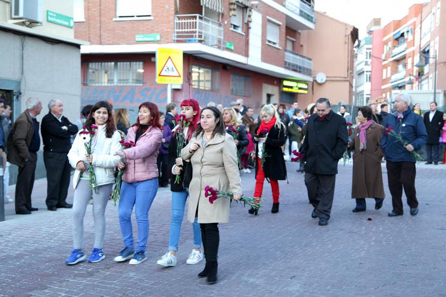 Ofrenda Floral Virgen de la Paz 2018 - Imagen de personas yendo hacia el lugar de la ofrenda con sus flores.