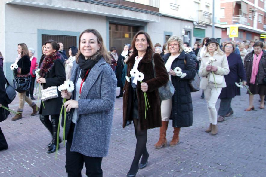 Ofrenda Floral Virgen de la Paz 2018 - Imagen de personas yendo hacia el lugar de la ofrenda con sus flores.