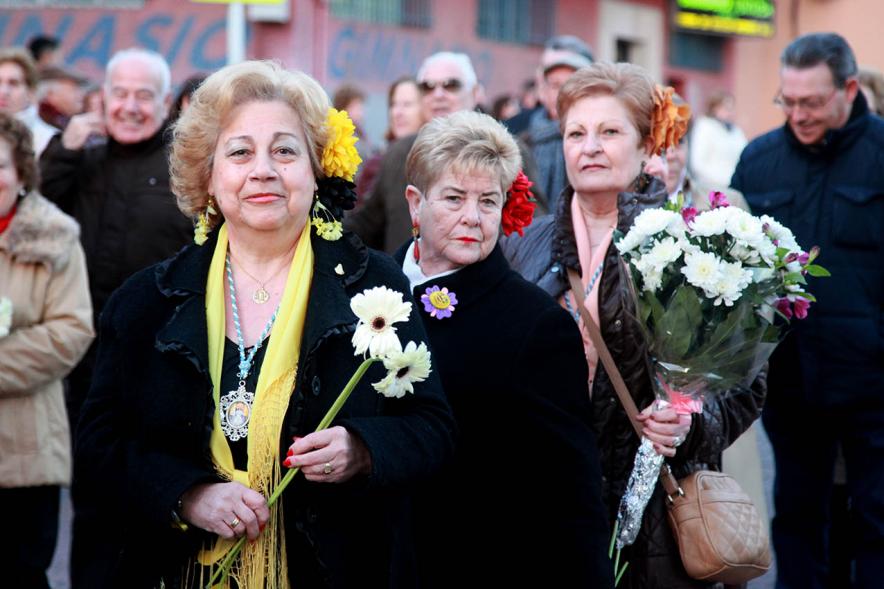 Ofrenda Floral a la Virgen de La Paz 2017 - Imagen de personas llevando flores a la virgen.