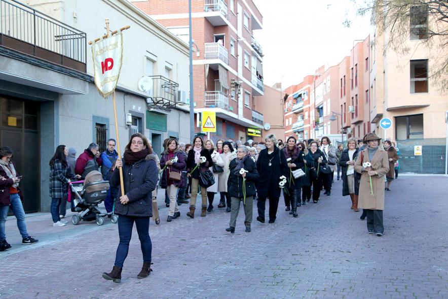 Ofrenda Floral Virgen de la Paz 2018 - Imagen de personas yendo hacia el lugar de la ofrenda con sus flores.