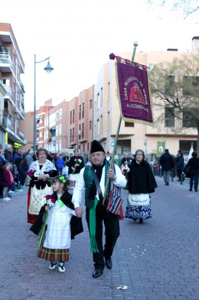 Ofrenda Floral Virgen de la Paz 2018 - Imagen de personas precedidas por su estandarte yendo hacia el lugar de la ofrenda con sus flores.