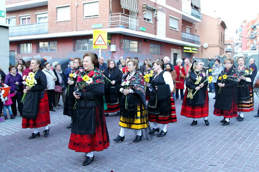 Ofrenda Floral Virgen de la Paz 2018 - Imagen de personas vestidas con su traje regional yendo a la ofrenda.