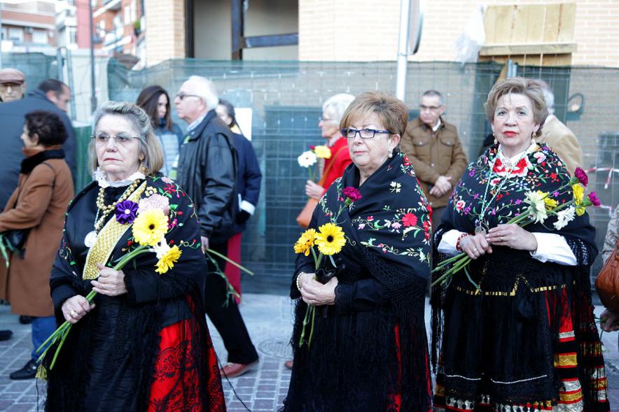 Ofrenda Floral Virgen de la Paz 2018 - Imagen de un grupo de personas esperando para entregar sus flores para la ofrenda.