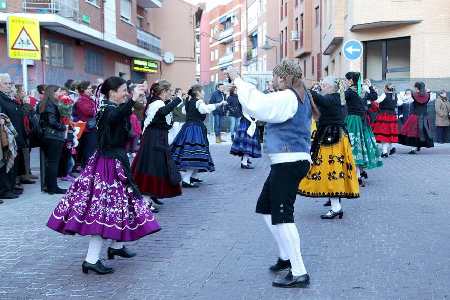 Ofrenda Floral Virgen de la Paz 2018 - Imagen de personas haciendo un baile regional antes de la ofrenda.