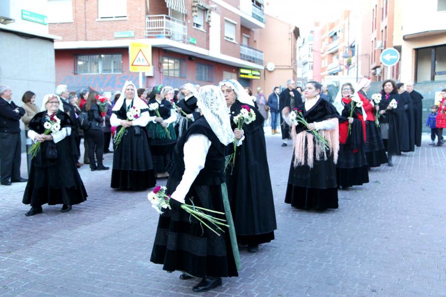 Ofrenda Floral Virgen de la Paz 2018 - Imagen de personas vestidas con su traje regional llegando a la ofrenda.