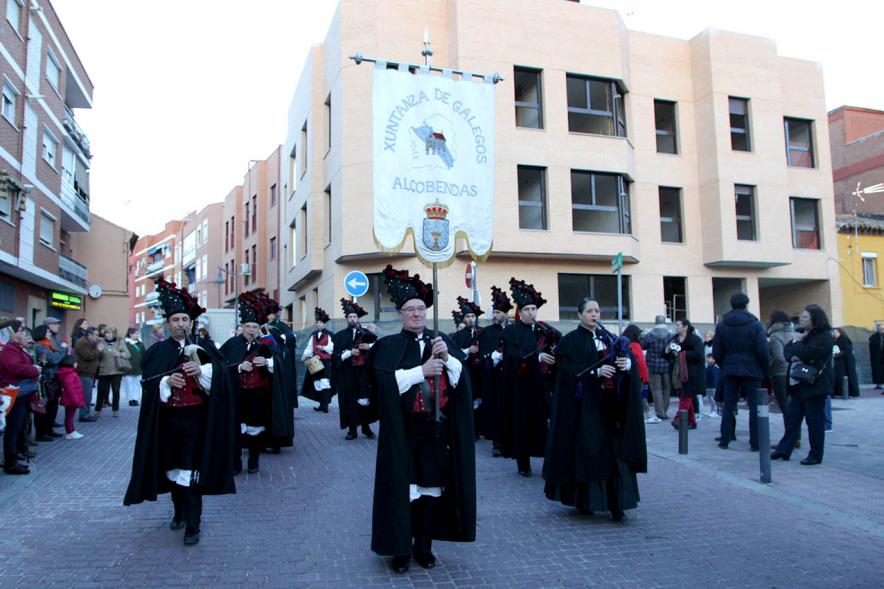 Ofrenda Floral Virgen de la Paz 2018 - Imagen de un grupo de música tradicional dirigiéndose a la ofrenda.