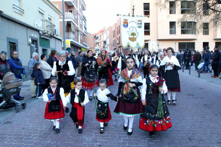 Ofrenda Floral Virgen de la Paz 2018 - Imagen de un grupo de niños vestidos de traje regional dirigiéndose a la ofrenda.