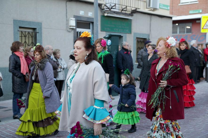 Ofrenda Floral Virgen de la Paz 2018 - Imagen de personas yendo hacia el lugar de la ofrenda con sus flores.