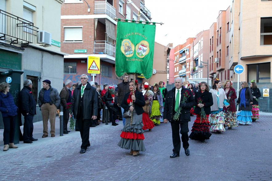 Ofrenda Floral Virgen de la Paz 2018 - Imagen de personas yendo hacia el lugar de la ofrenda con sus flores.