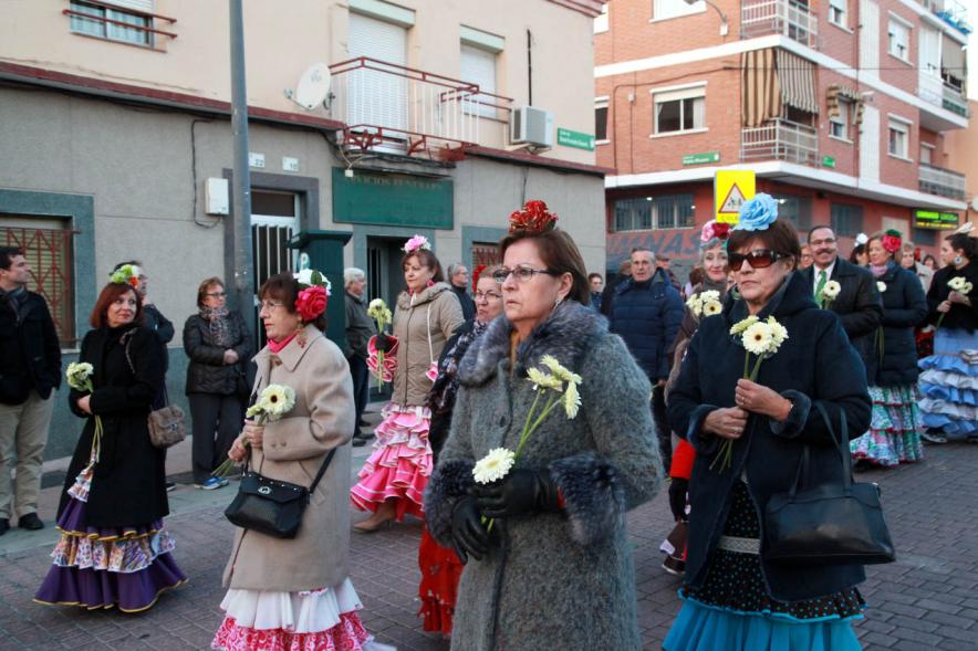 Ofrenda Floral a la Virgen de La Paz 2017 - Imagen de grupo de cofrades en la calle llegando a la iglesia para realizar la ofrenda.
