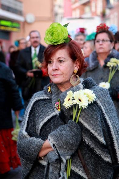 Ofrenda Floral a la Virgen de La Paz 2017 - Imagen de persona llevando flores a la virgen.
