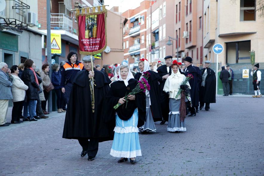 Ofrenda Floral Virgen de la Paz 2018 - Imagen de personas yendo hacia el lugar de la ofrenda con sus flores.