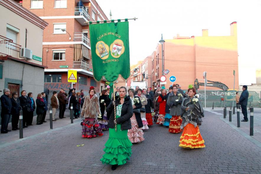 Ofrenda Floral a la Virgen de La Paz 2017 - Imagen de grupo de cofrades en la calle llegando a la iglesia para realizar la ofrenda.