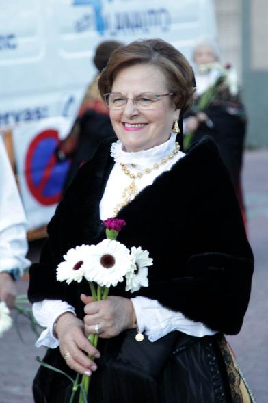 Ofrenda Floral Virgen de la Paz 2018 - Imagen de una persona vestida con su traje regional yendo a la ofrenda.