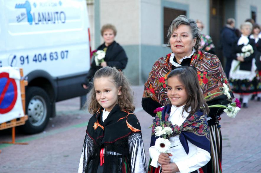 Ofrenda Floral Virgen de la Paz 2018 - Imagen de personas yendo hacia el lugar de la ofrenda con sus flores.
