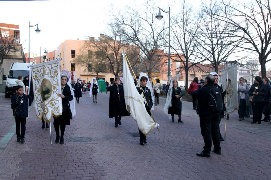 Ofrenda Floral Virgen de la Paz 2018 - Imagen de mujeres precedidas por su estandarte y tocadas con mantillas blancas llegando a la ofrenda.