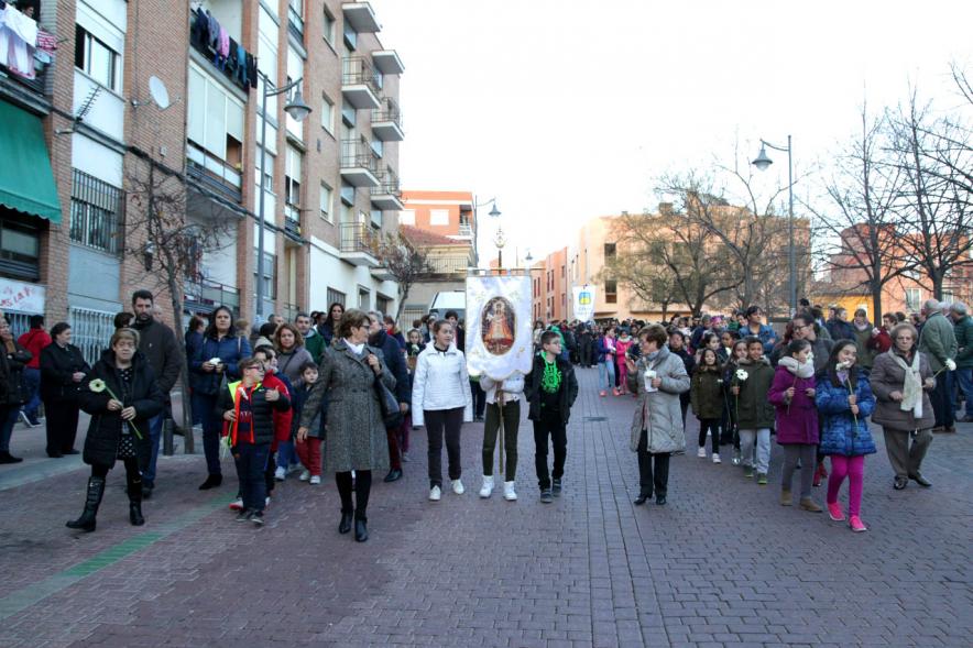 Ofrenda Floral Virgen de la Paz 2018 - Imagen de personas precedidas por su estandarte esperando para entregar sus flores para la ofrenda.