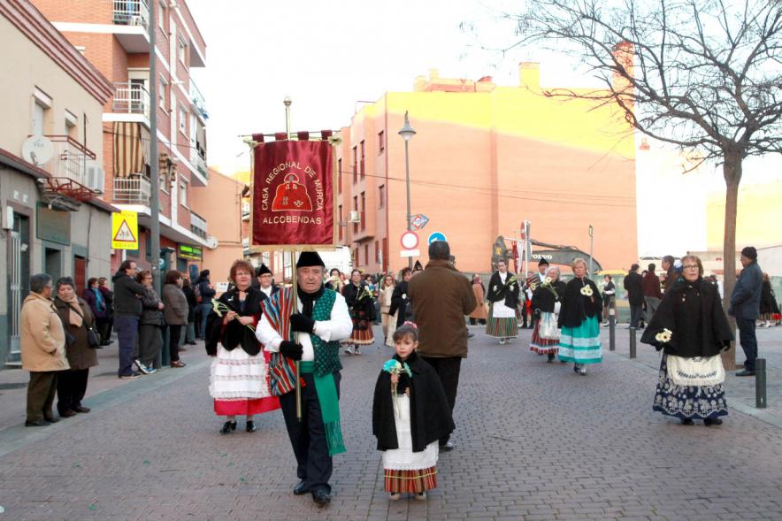 Ofrenda Floral a la Virgen de La Paz 2017 -  Imagen de grupo de cofrades en la calle llegando a la iglesia para realizar la ofrenda.