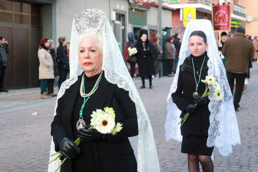 Ofrenda Floral a la Virgen de La Paz 2017 -  Imagen de grupo de cofrades en la calle llegando a la iglesia para realizar la ofrenda.