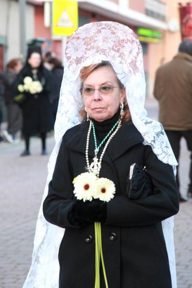 Ofrenda Floral a la Virgen de La Paz 2017 - Imagen de persona llevando flores a la virgen.