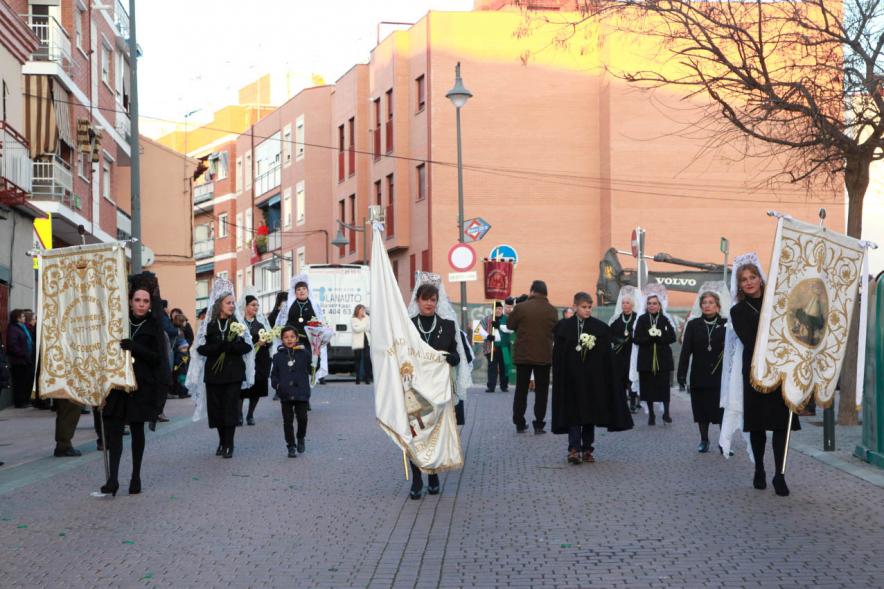 Ofrenda Floral a la Virgen de La Paz 2017 - Imagen de grupo de personas en la calle llegando a la iglesia para realizar la ofrenda.