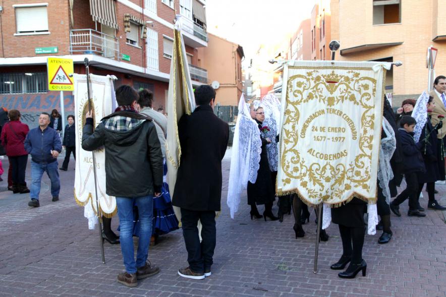 Ofrenda Floral Virgen de la Paz 2018 - Imagen de un grupo de personas llevando sus estandartes.