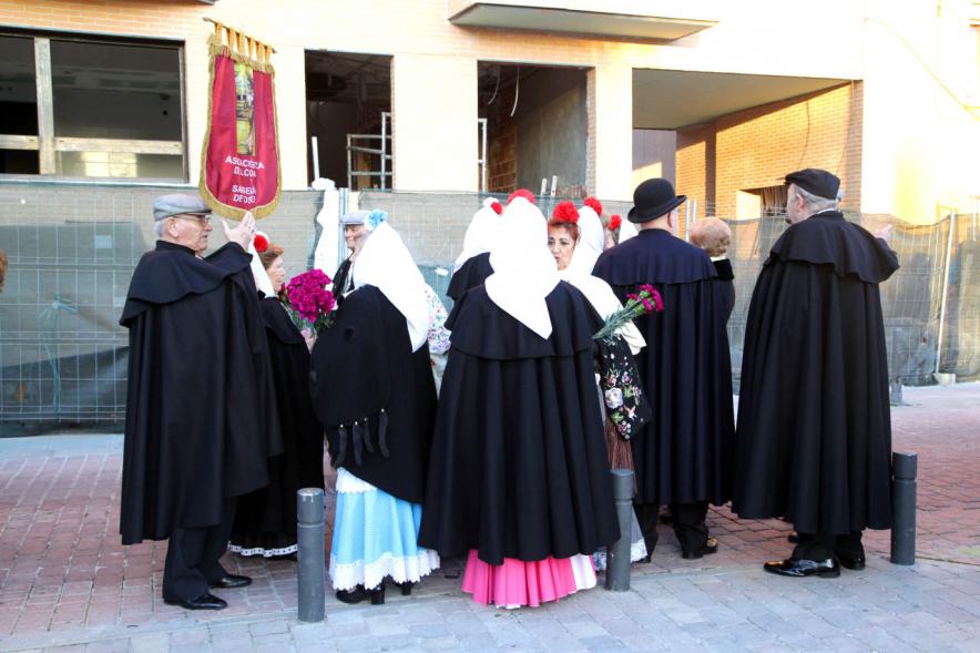 Ofrenda Floral Virgen de la Paz 2018 - Imagen de personas vestidas con su traje regional antes de ir a la ofrenda.