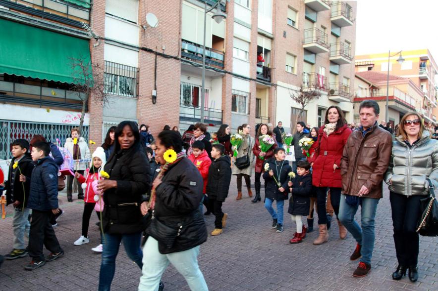 Ofrenda Floral a la Virgen de La Paz 2017 - Imagen de grupo de personas en la calle llegando a la iglesia para realizar la ofrenda.