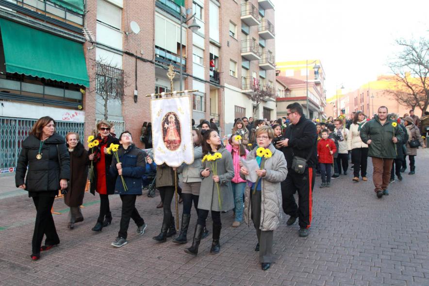 Ofrenda Floral a la Virgen de La Paz 2017 - Imagen de grupo de personas en la calle llegando a la iglesia para realizar la ofrenda.