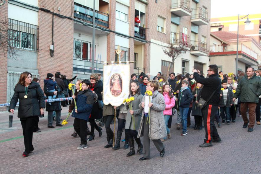 Ofrenda Floral a la Virgen de La Paz 2017 - Imagen de grupo de personas en la calle llegando a la iglesia para realizar la ofrenda.