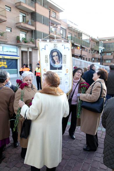 Ofrenda Floral Virgen de la Paz 2018 - Imagen de un grupo de personas junto a sus estandartes.