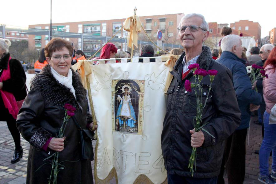 Ofrenda Floral Virgen de la Paz 2018 - Imagen de un grupo de personas junto a sus estandartes.