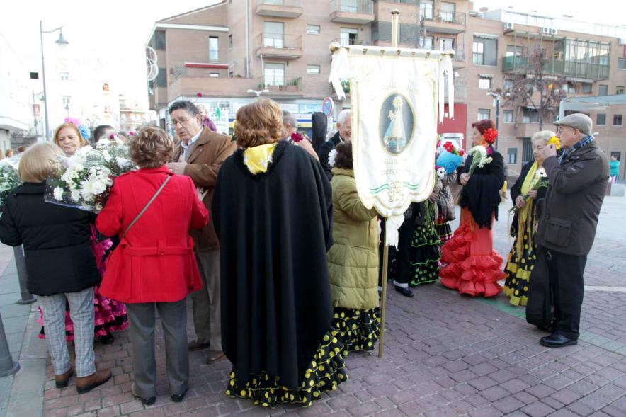 Ofrenda Floral Virgen de la Paz 2018 - Imagen de un grupo de personas junto a sus estandartes.