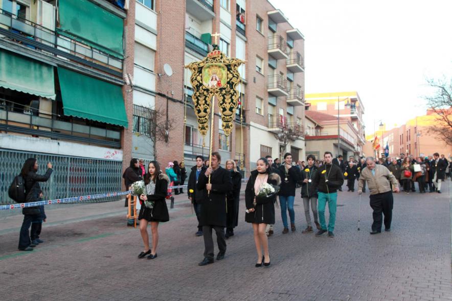 Ofrenda Floral a la Virgen de La Paz 2017 - Imagen de grupo de personas en la calle llegando a la iglesia para realizar la ofrenda.