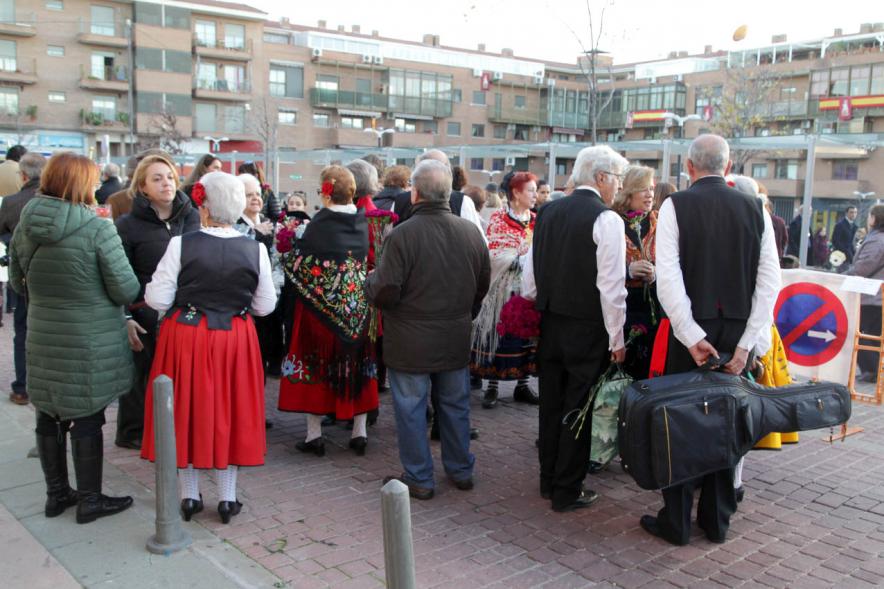 Ofrenda Floral Virgen de la Paz 2018 - Imagen de personas esperando a comenzar el camino que llega hasta la ofrenda.