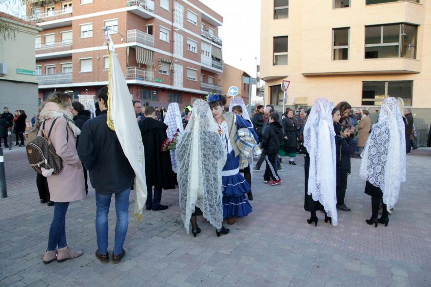 Ofrenda Floral Virgen de la Paz 2018 - Imagen de personas esperando a comenzar el camino que llega hasta la ofrenda.